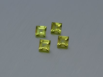 Olivín/peridot přírodní čtverec 4.0x4.0 mm fasetovaný