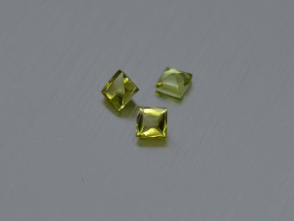 Olivine / Péridot naturel carré 4.0x4.0 mm facetté