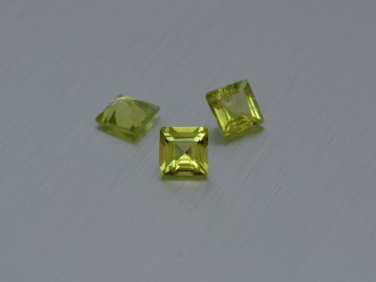 Olivine / Péridot naturel carré 5x5 mm facetté
