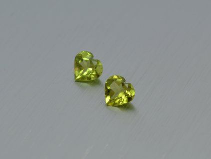 Olivine / Péridot naturel cœur 6x6 mm facetté