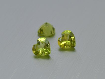 Olivine / Péridot naturel cœur 7x7 mm facetté