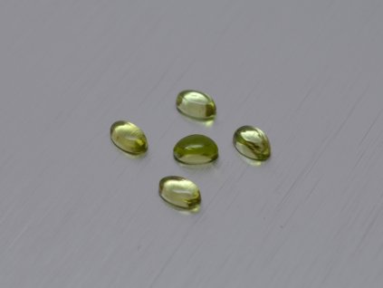 Olivín/peridot přírodní ovál 3.0x5.0 mm kabošon