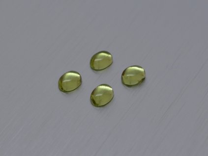 Olivín/peridot přírodní ovál 4.0x5.0 mm kabošon