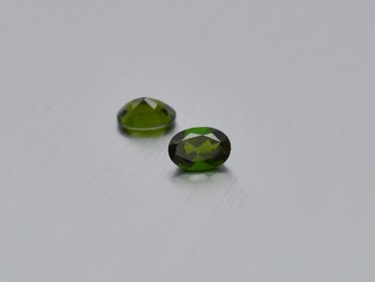 Chrom diopsid přírodní ovál 4.5x6.3 mm fasetovaný