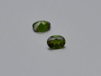 Chrome diopside naturel ovale 5x7 mm facetté
