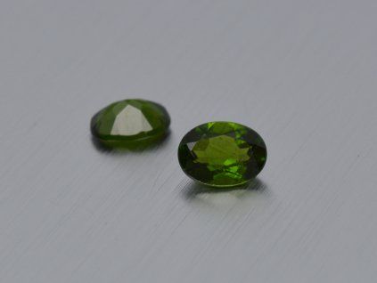 Chrome diopside naturel ovale 6x8 mm facetté