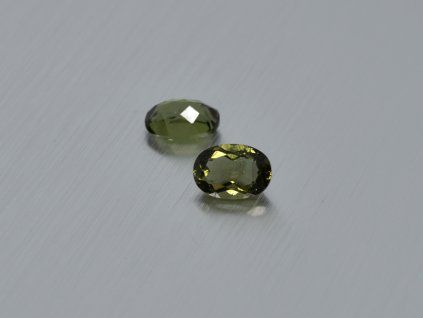 Moldavite naturelle ovale 5x6.5 mm facettée