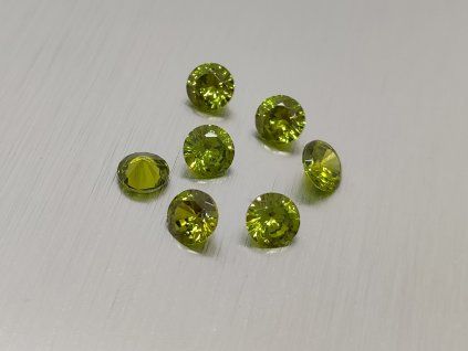 Verre synthétique rond  4-6 mm couleur vert olive facetté