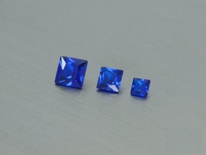 Spinelle synthétique carré 2.0 mm bleu couleur saphir, facetté