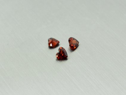 Granát přírodní srdce 3.0x3.0 mm fasetovaný pyrop