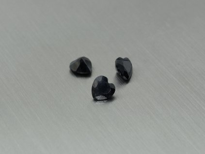 Safír přírodní srdce 5.0x5.0 mm fasetovaný černý