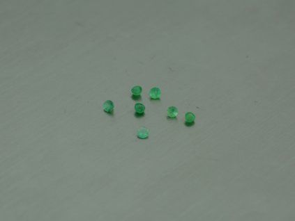 Émeraude naturelle ronde 2.7 mm facettée
