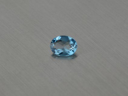 Topaze naturelle ovale 6x8 mm london blue facettée