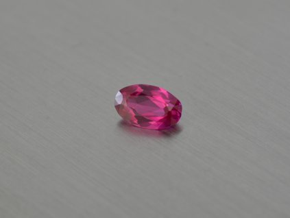 Rubín syntetický fasetovaný ovál 5x8 mm červeno růžový fasetovaný