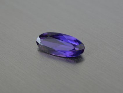 Alexandrite synthétique ovale 6x14 mm changeant de couleur