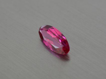 Rubis synthétique ovale 6x14 mm rouge-rose facetté