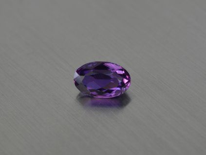Alexandrite synthétique ovale 7x11 mm changeant de couleur