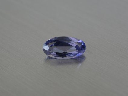Alexandrite synthétique ovale 7x13 mm changeant de couleur