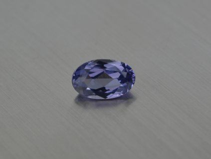 Alexandrite synthétique ovale 8x13 mm changeant de couleur