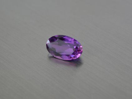 Alexandrite synthétique ovale 9x13 mm changeant de couleur