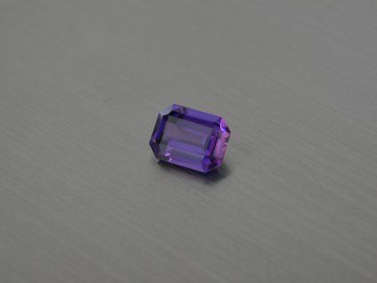 Alexandrite synthétique rectangle 8x11 mm changeant de couleur