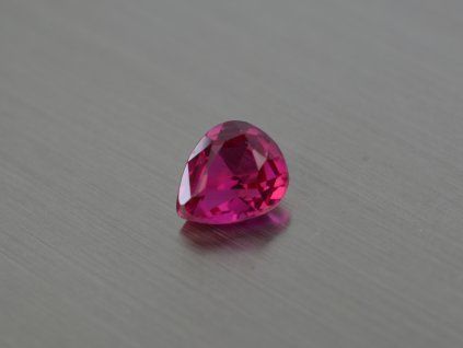 Rubis synthétique poire 7x8 mm rouge-rose facetté