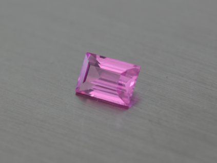 Rubis synthétique rectangle 4x6 mm rose facetté