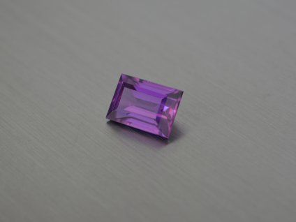 Alexandrite synthétique rectangle 7x10 mm changeant de couleur