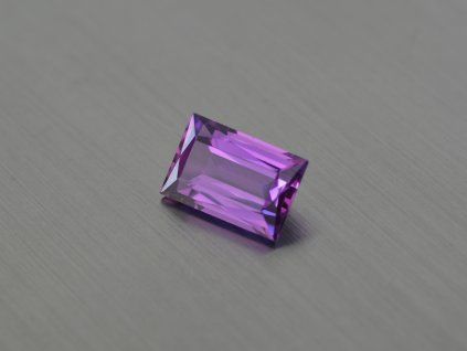 Alexandrite synthétique rectangle 7x11 mm changeant de couleur