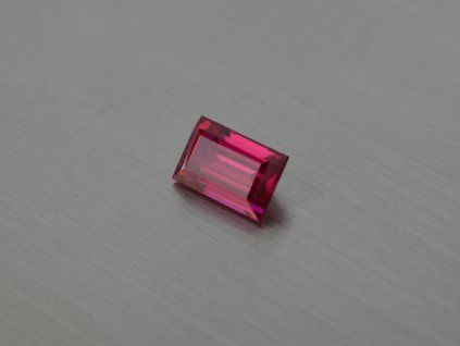 Rubis synthétique rectangle 7x11 mm rouge-rose facetté
