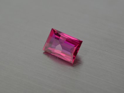Rubín syntetický fasetovaný obdélník 8x12 mm červeno růžový fasetovaný