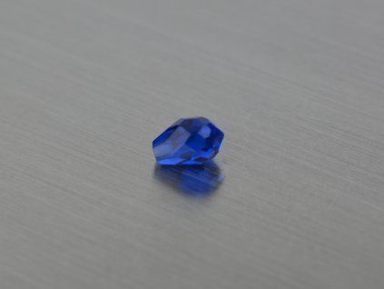 Spinelle synthétique briolette 4x6 mm  bleu couleur saphir, facetté