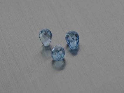 Spinell synthetisches  briolette 4x6 mm  blau farbe swiss Topas