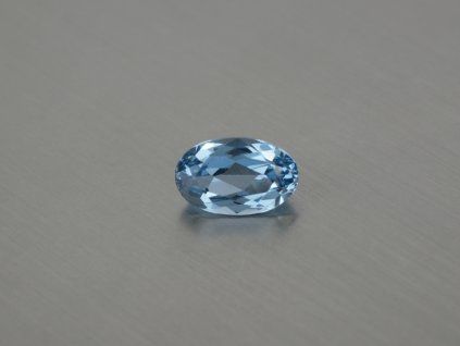 Spinelle synthétique ovale 8x13 mm couleur sky blue Topaze