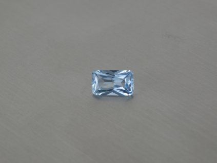 Spinelle synthétique octogone 6x10 mm couleur sky blue Topaze