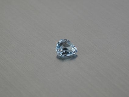 Spinelle synthétique poire 7x8 mm couleur sky blue Topaze