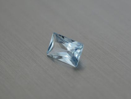Spinelle synthétique rectangle 4x6 mm couleur sky blue Topaze