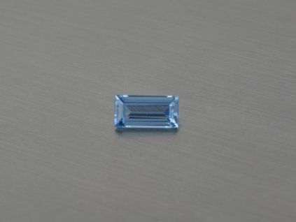 Spinelle synthétique rectangle 5x9 mm couleur swiss blue Topaze