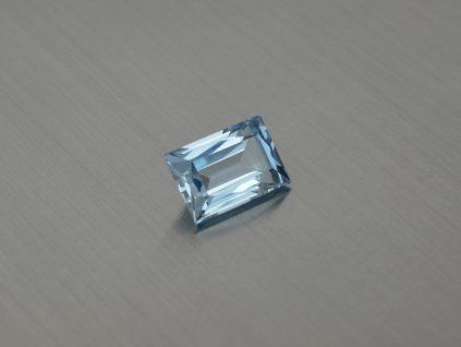 Spinelle synthétique rectangle 8x12 mm couleur sky blue Topaze