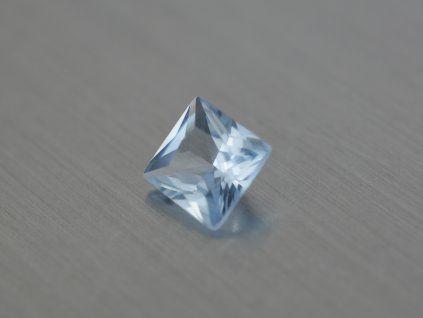 Spinelle synthétique carré 5x5 mm couleur sky blue Topaze