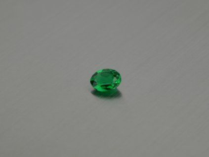 Verre synthétique ovale 6x8 mm vert couleur Émeraude facetté