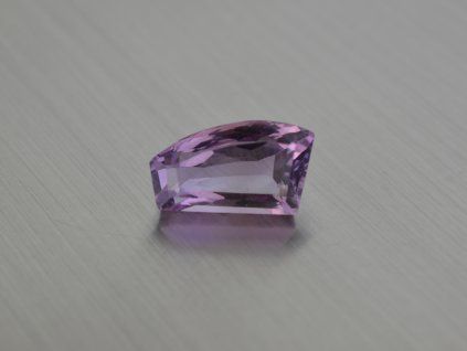 Améthyste naturelle fantaisie 16.9x9.2 mm facettée