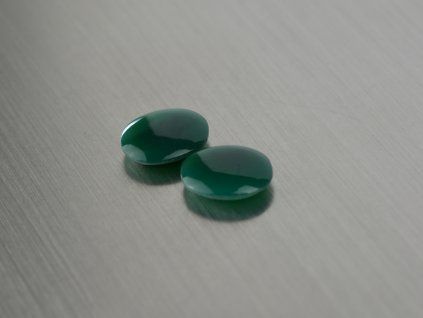 Calcédoine naturelle ovale 8x10 mm cabochon plate verte