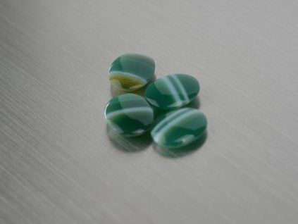 Agate naturelle ovale 8x10 mm cabochon plate verte
