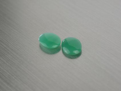 Calcédoine naturelle ovale 8x10 mm cabochon plate verte