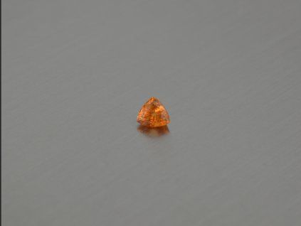Grenat Spessartite naturel trillion 5.5x5.3x3.9 mm facettée