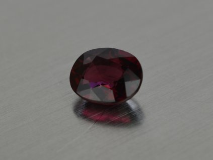 Granát přírodní ovál 6.3x7.7 mm fasetovaný