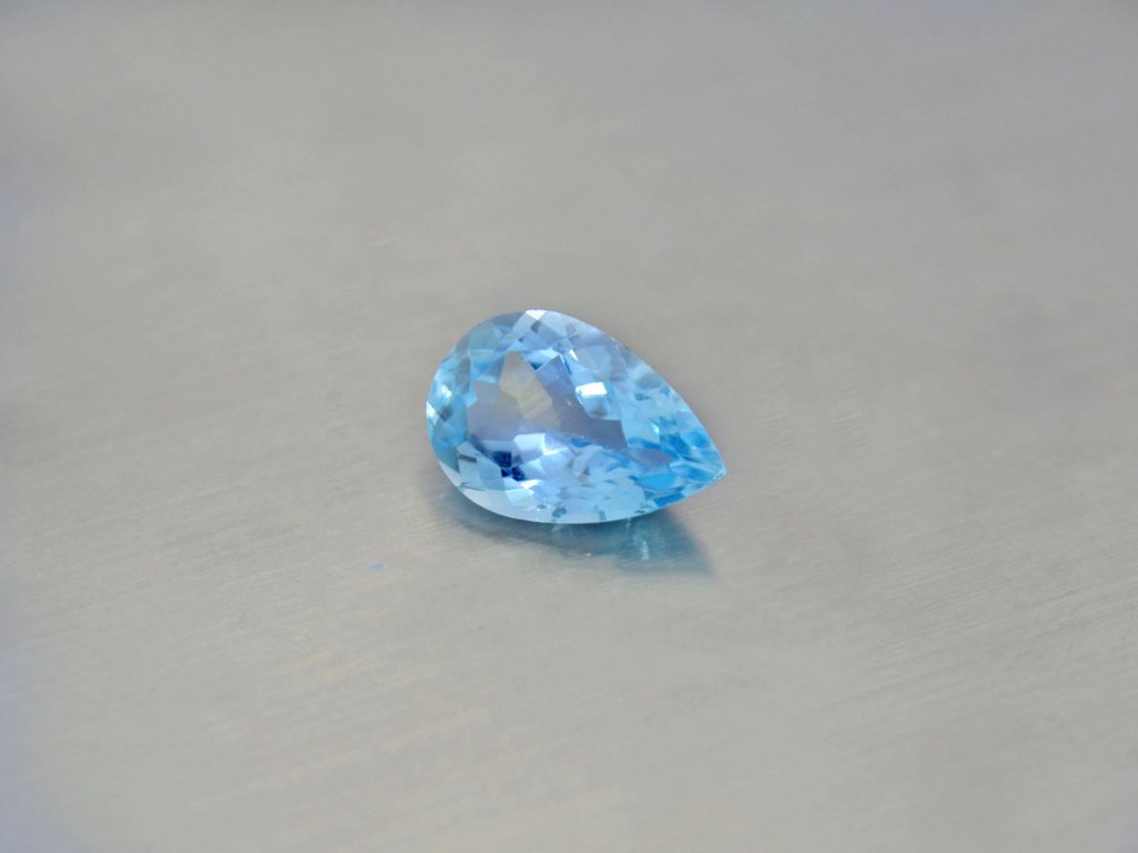 Topas naturlicher Birne 7.9x10.2 mm swiss blau facettiert