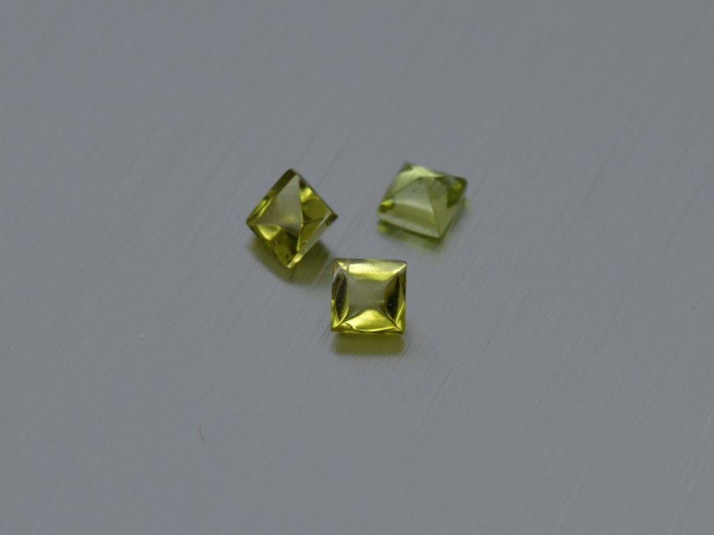Olivin/Peridot naturlicher quadratisch 4.0x4.0 mm facettiert