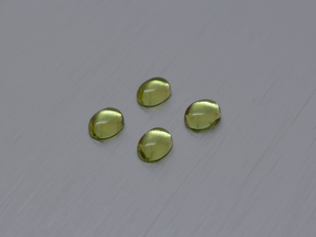 Olivin/Peridot naturlicher oval 4.0x5.0 mm cabochon